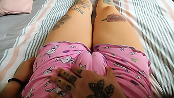 Vídeo Pov De Uma Jovem Colombiana Brincando Com Cameltoe