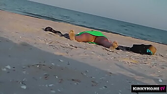 Naakte Babe Bespiedt Voyeurs Op Het Strand