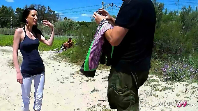 Tania Pickups Første Analopplevelse På Offentlig Strand Med En Eldre Mann