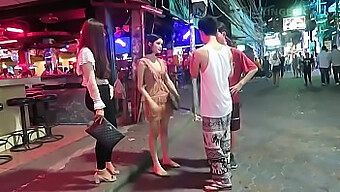 Reifer Thailändischer Mann Genießt Zeit Mit Einer Jungen Asiatischen Prostituierten