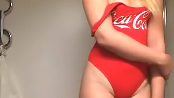 Coca-Cola Liebendes Mädchen Wird Wild In Hausgemachtem Video