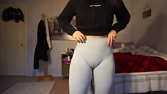 Enge Gymnastikshorts Halten Die Enge Cameltoe Eines Mädchens