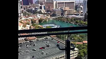 En Hode Stopper Opp På En Hvit Tispe På Cosmopolitan I Las Vegas For Litt Interracial Action