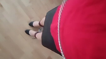 Sissy Vestido Con Pantimedias Camina En Tacones En Humillación Y Dolor