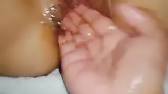 Hintli 18+ Genç, Tüylü Amını Fisting Ve Creampie Ile Dolduruyor