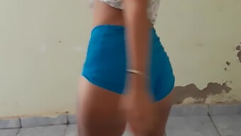 Sexy Latina Novinha Dances To Pleasure