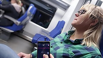 La Experiencia Orgásmica De Una Adolescente En El Tren