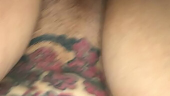 Une Femme Mature Avec Un Gros Cul Tousse Fort Pendant Le Sexe