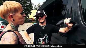 Milf-Ul German Cu Tatuaje Devine Kinky În Public În Autobuz