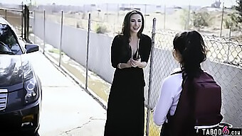 Encontro Selvagem De Gina Valentina Com Estranhos Em Uniforme De Estudante