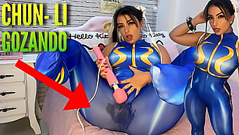 动漫中最性感的 Cosplayer Chun Li 用她的 Htachi 震动棒自慰