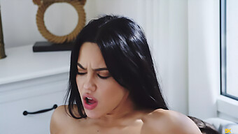 Kemahiran Deepthroat Dan Pancutan Air Mani Wanita Oleh Apolonia Berambut Coklat Dalam Satu Video