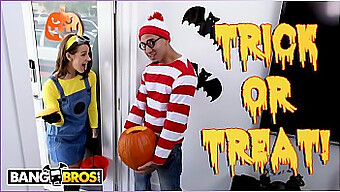 Divertimento Di Halloween Con Una Piccola Adolescente In Cosplay E Un Grosso Cazzo