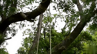 Luna Amor Et La Petite Amie Émoustillante Du Jardin Pendant Le Jeu