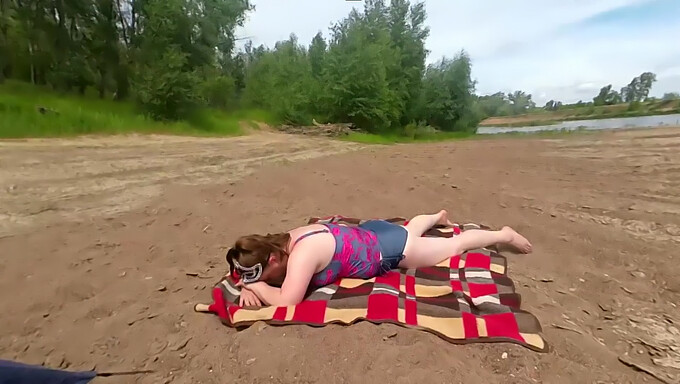 La Bouche Remplie De Sperme D'Une Femme Sur La Plage