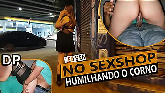 A Amadora Cristina Almeida Enfrenta Dois Paus Grandes Em Uma Cena De Sexo Anal