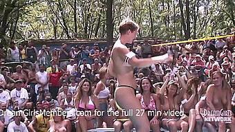 Concursul De Bikini Se Transformă Într-O Expunere Publică A Soției Și A Umedului