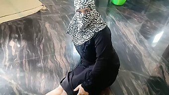 Garota De 18 Anos De Hijab É Dominada Na Posição De Cowgirl