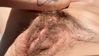 Chica Amateur Delgada Se Entrega A Su Fetiche Peludo Al Aire Libre