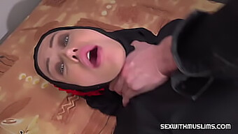 Dia Menemukannya Menonton Video Porno Arab Dengan Wanita Berhijab