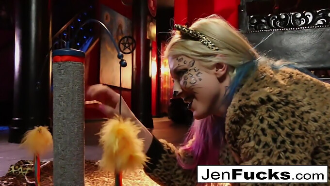 Jen Hexxx Asiste A Leya El Felino En Un Enema Lácteo