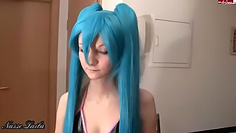 La Cosplay Girl Miku Hatsune Riceve Una Sborrata In Faccia In Questa Scena Di Sesso Hentai