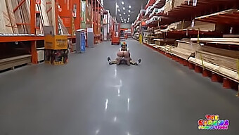 Interracial Blowjob I En Walmart-Butikk