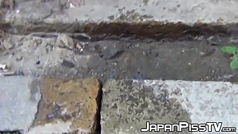 Japanerinnen Beim Pinkeln Vor Der Kamera Öffentlich Erwischt