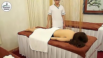 Massage Châu Á Dẫn Đến Tình Dục Đồng Tính Nữ