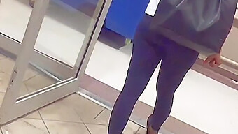 Una Carina Ragazza Mista In Legging Neri Mostra La Sua Stretta Figa