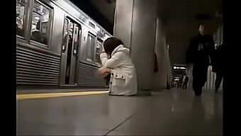 Chica Japonesa Sin Bragas Es Manoseada En Un Tren