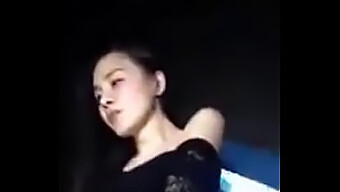 Une Fille Chinoise Fait Une Danse Sensuelle En Boîte De Nuit