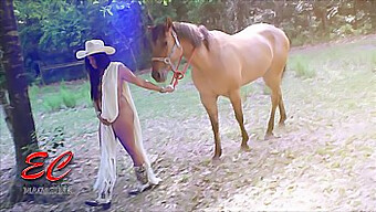 Candy, La Cowgirl Nue, Montre Ses Seins Naturels Et Ses Gros Seins