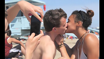 La Chica De Playa Ébano Disfruta De Besos Calientes Con Chicos Blancos