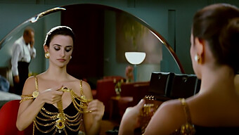 หน้าอกใหญ่ธรรมชาติและร่างกายที่สมบูรณ์แบบของ Penelope Cruz ในวิดีโอ Los Abrazos Rotos