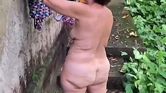 Telanjang Di Taman: Naik Liar Dengan Brunette Berpayudara Besar