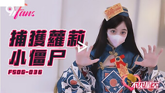 18岁亚洲少女在 Cosplay 中吞精的快感