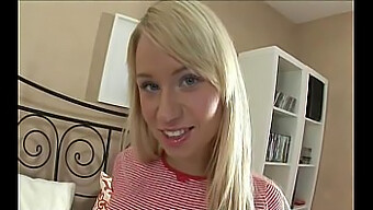 Blond Russisk Teenager Får Et Blowjob Og Creampie