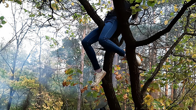 Adolescenta Amatoare Își Freacă Pizda În Public Cu Partenera Ei Blondă