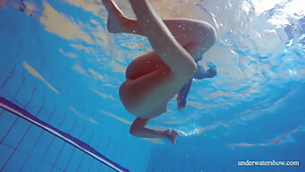 Une Belle Adolescente Brune Nue Dans La Piscine: Une Beauté Européenne