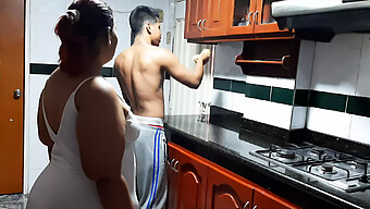 Remaja Dengan Pantat Besar Dientot Oleh Tetangga Di Dapur