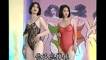 台湾女孩穿着性感内衣表演 - 2003年3月3日