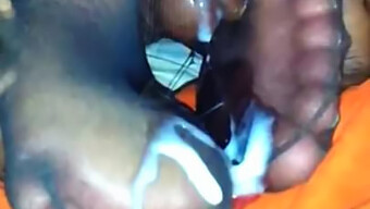 Große Schwarze Schwänze Werden In Diesem Footjob-Video Mit Cremigem Sperma Gefüllt