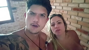 Marido E Esposa Compartilham Uma Grande Pica Neste Vídeo Quente