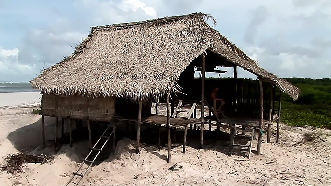 Garotas Amadoras Da Praia São Seduzidas E Engolem Porra Em Um 69 Ao Ar Livre