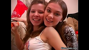 Lesbianas Traviesas Se Desnudan Y Se Divierten Para Tu Placer