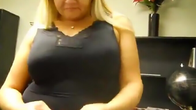 Moden Milf Med Store Naturlige Bryster Bliver Fræk På Webcam