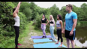 Britse Cfnm: Yoga-Instructeur Wekt Onderdanige Buitenshuis Op