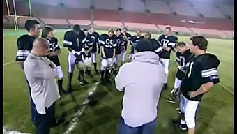 انجام شده و کثیف: یک Cheerleader داغ توسط یک تیم فوتبال کامل به گروهی می خورد