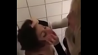 Femdom Lesbienne Humilie Son Amie Dans Les Toilettes Publiques